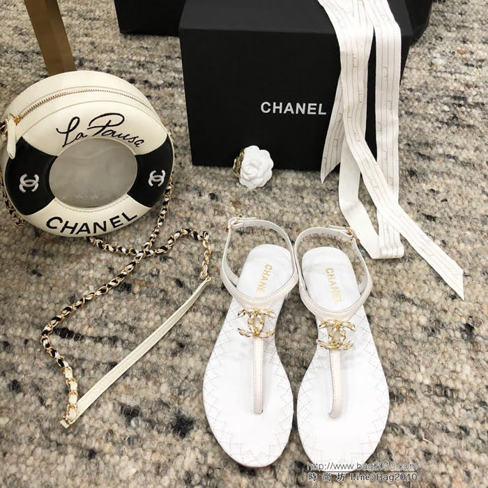 CHANEL香奈兒 19ssarrival 簡約時尚 超美夾腳款 大雙C五金logo 小羊皮材質 原單真皮大底 時尚百搭款 女士凉鞋  dsX2490